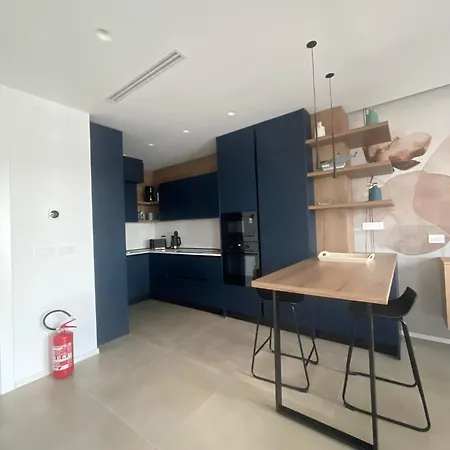 Penthouse Petroni 19